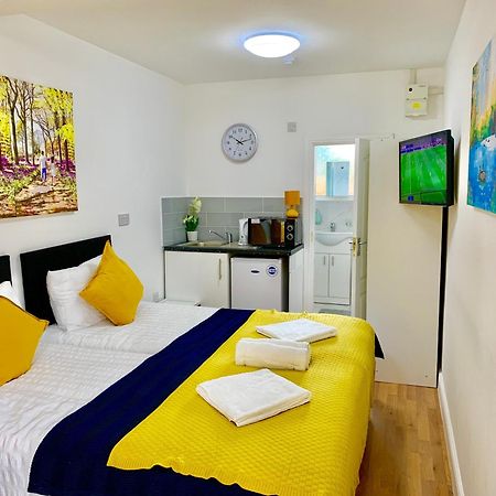 London Studio Apartments, Private Bathroom, Kitchenette, Parking, Np2 Bagian luar foto