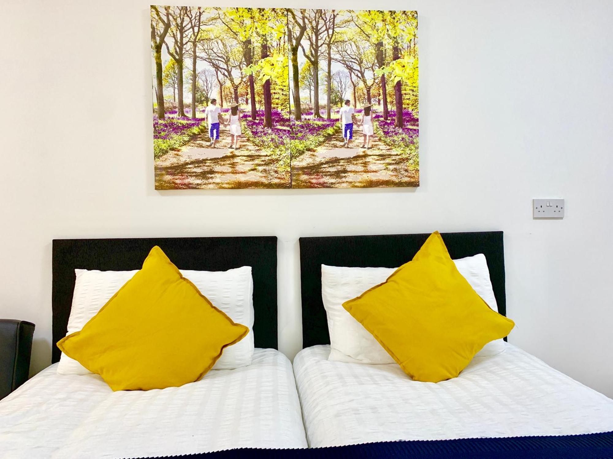 London Studio Apartments, Private Bathroom, Kitchenette, Parking, Np2 Bagian luar foto