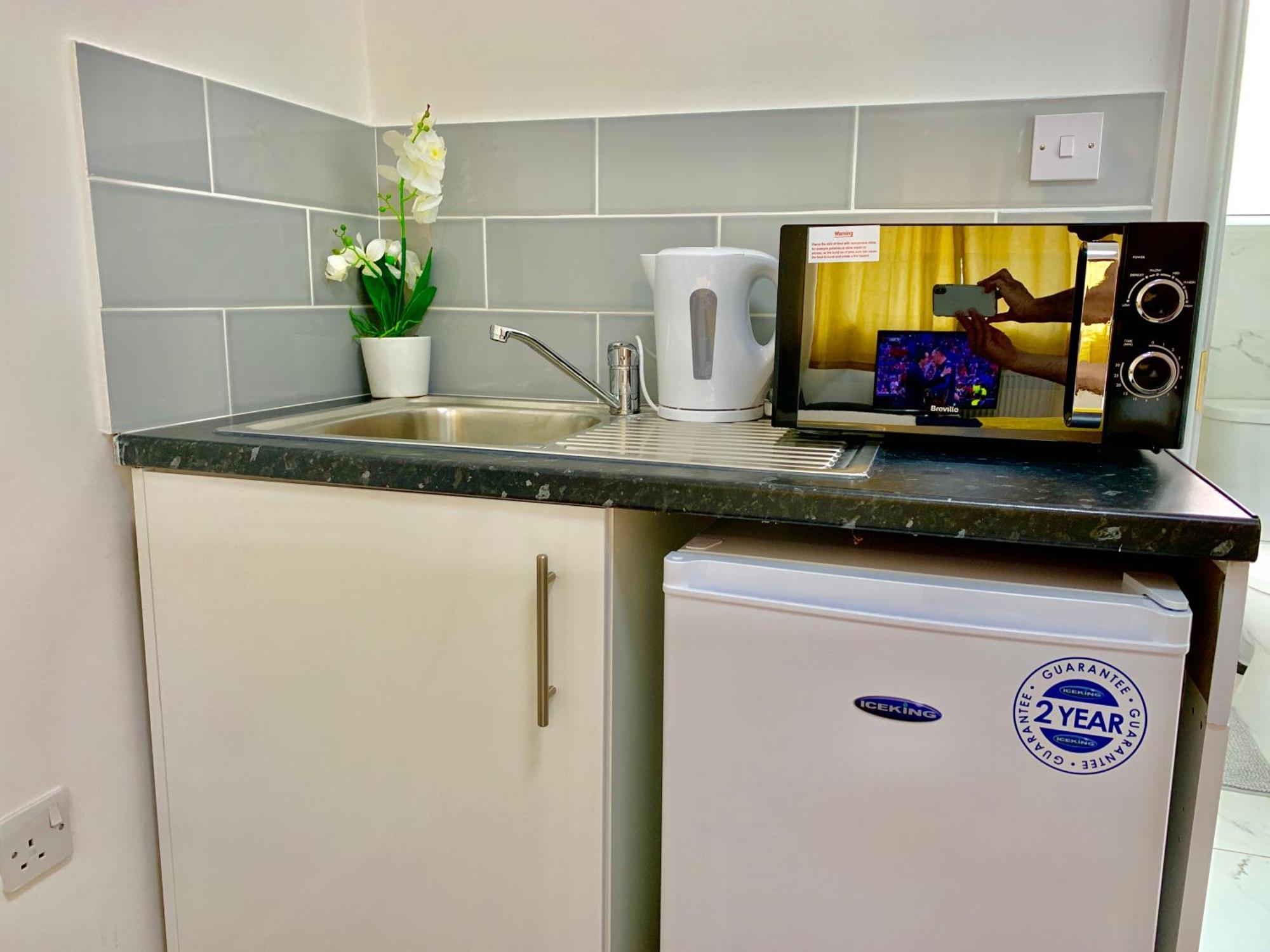 London Studio Apartments, Private Bathroom, Kitchenette, Parking, Np2 Bagian luar foto