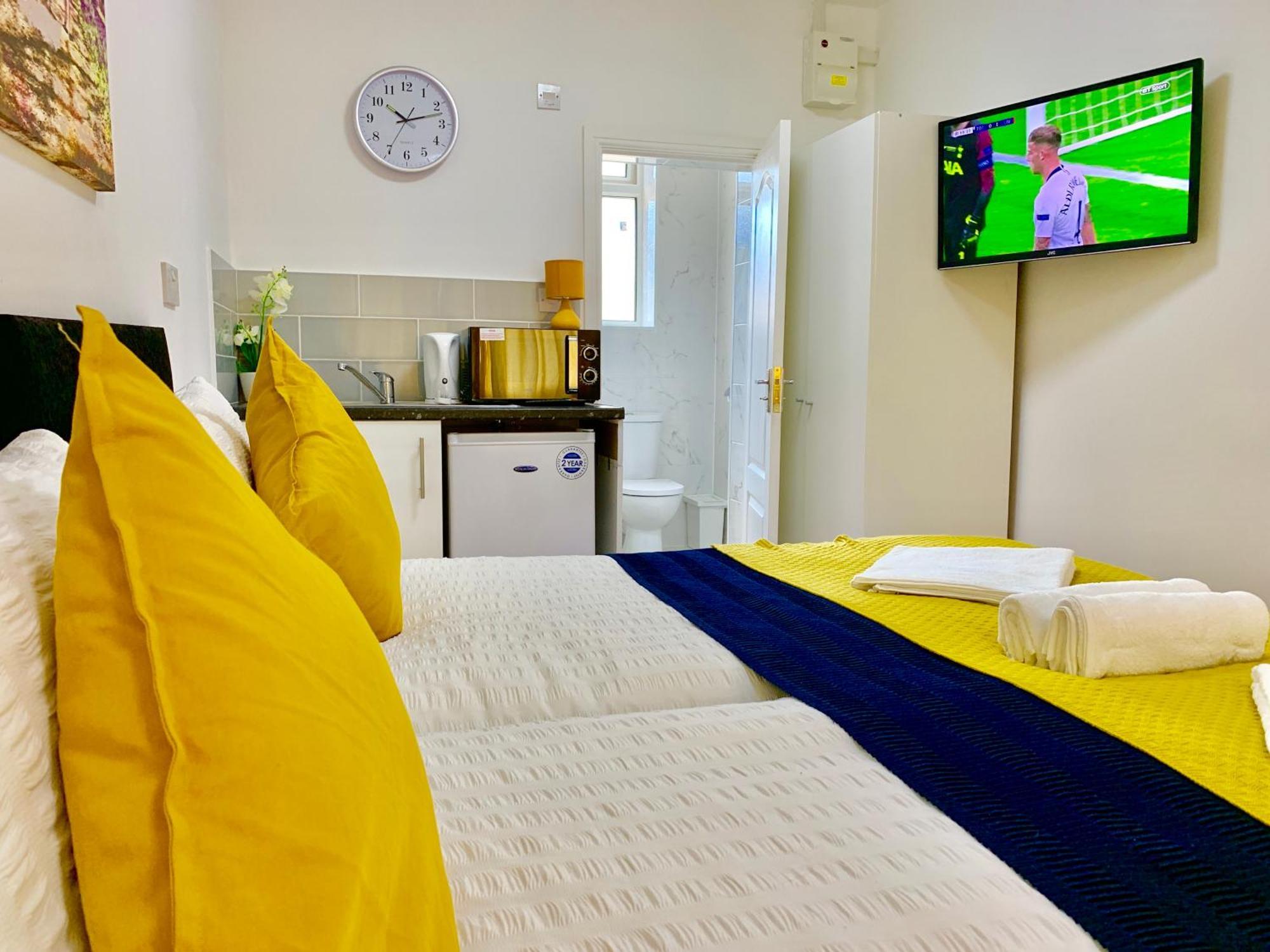 London Studio Apartments, Private Bathroom, Kitchenette, Parking, Np2 Bagian luar foto