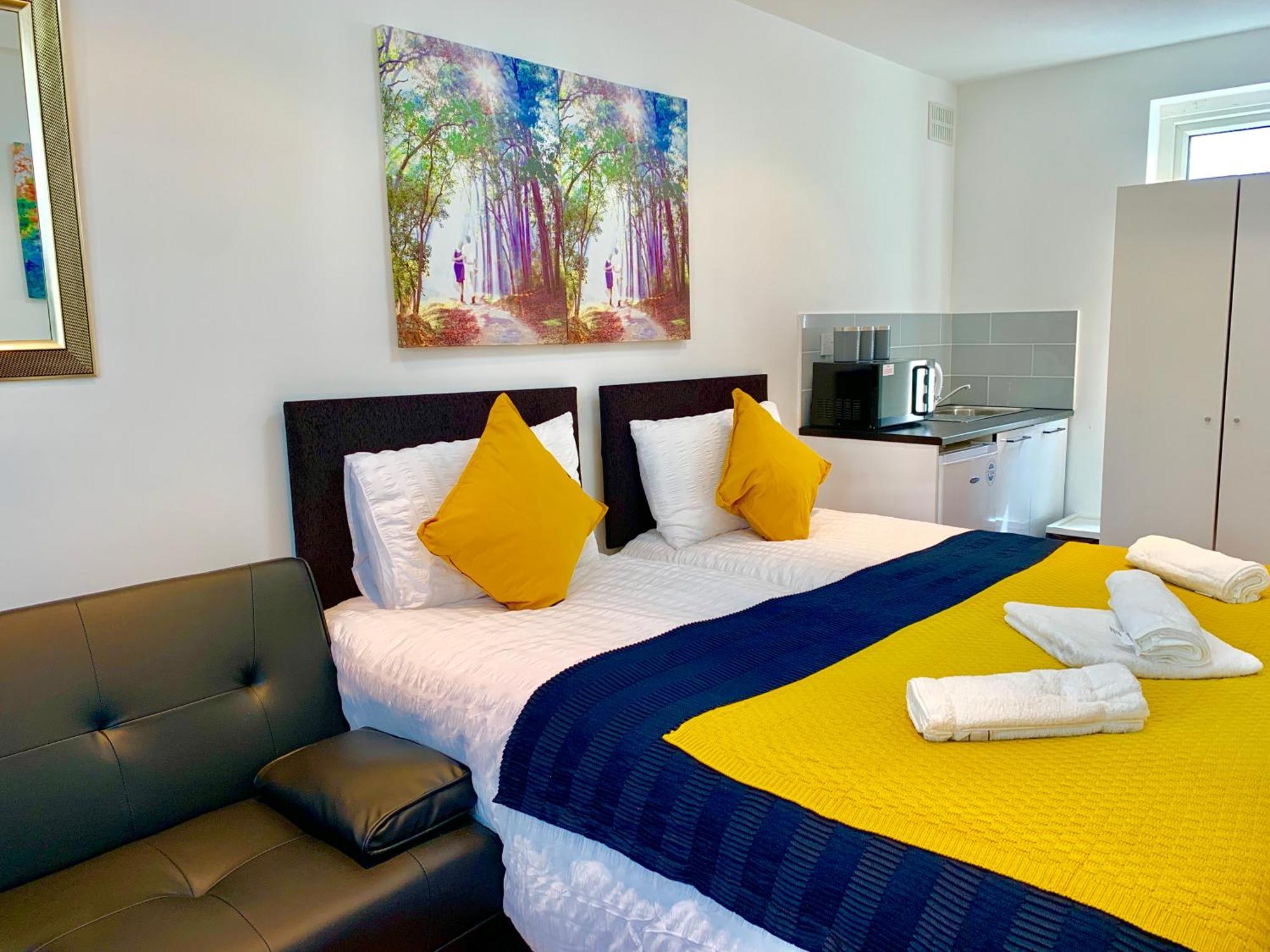London Studio Apartments, Private Bathroom, Kitchenette, Parking, Np2 Bagian luar foto