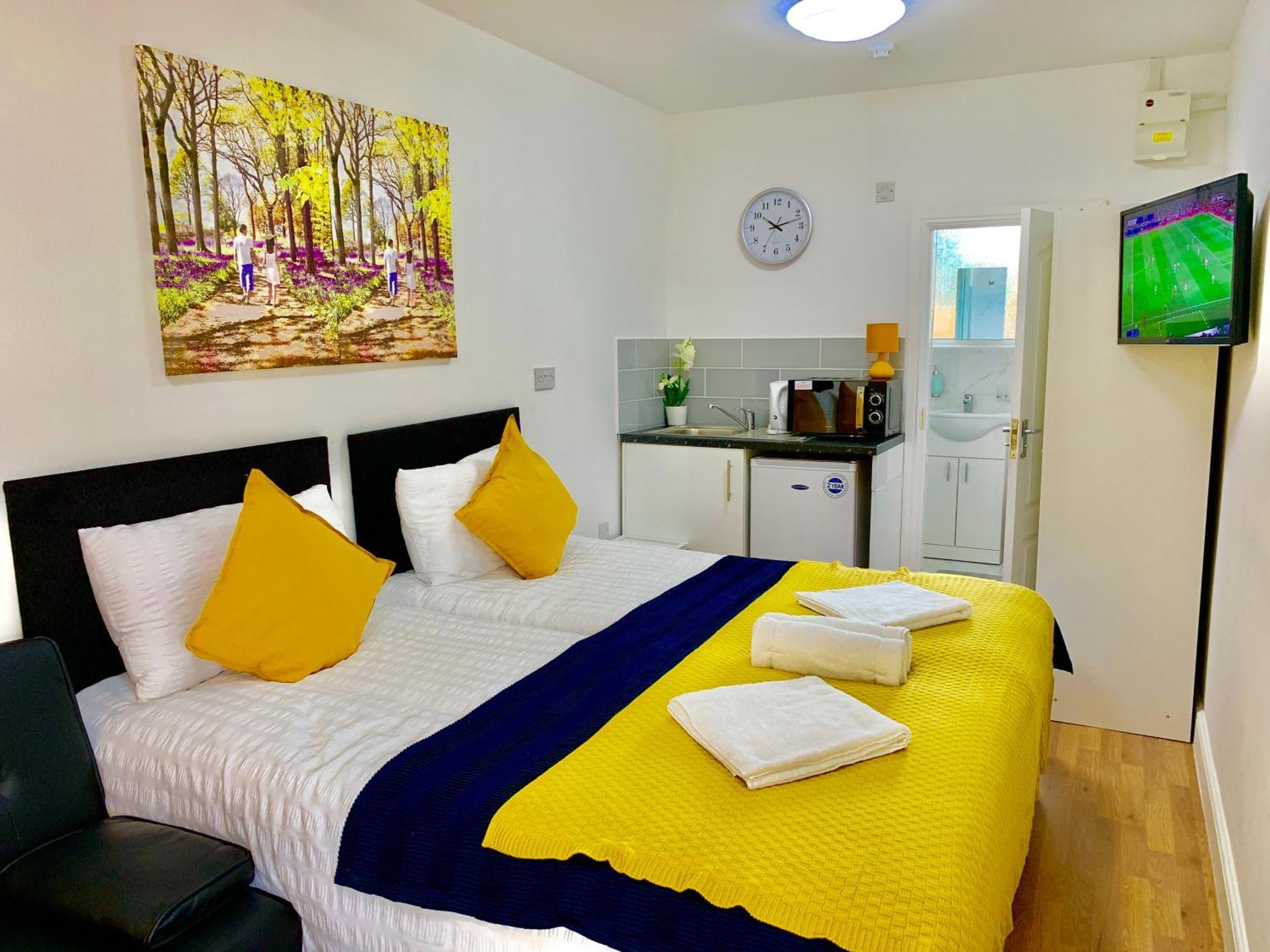 London Studio Apartments, Private Bathroom, Kitchenette, Parking, Np2 Bagian luar foto
